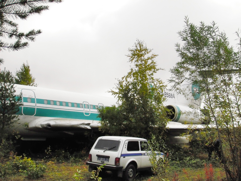 Через 3,5 часа после взлета на борту Ту-154М, который летел в сентябре 2010 года из Москвы в Якутию, полностью отключилось энергопитание. Поступившего топлива оставалось только на 30 минут. Самолет сел на взлетную полосу заброшенного аэропорта Ижма, но ее длины не хватило для торможения. Лайнер въехал в лес. Тем не менее, никто из 9 членов экипажа и 72 пассажиров не пострадал.