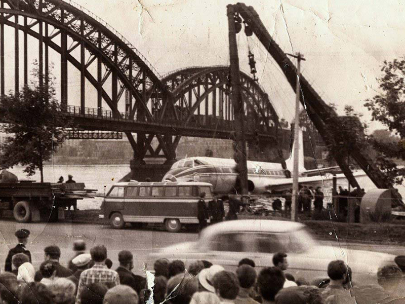 В августе 1963 года при взлете пассажирского Ту-124, шасси самолета заклинили в полуоткрытом положении. Лайнер следовал из Москвы в Таллин, но совершить посадку не смог из-за высокой облачности. Пока пилоты вырабатывали топливо в воздухе для приземления в Ленинграде, перестали работать оба двигателя. Командир передал управление второму летчику, который до этого работал в морской авиации. Пилот успешно приводнил самолет на Неву. Никто из 52 человек не пострадал.