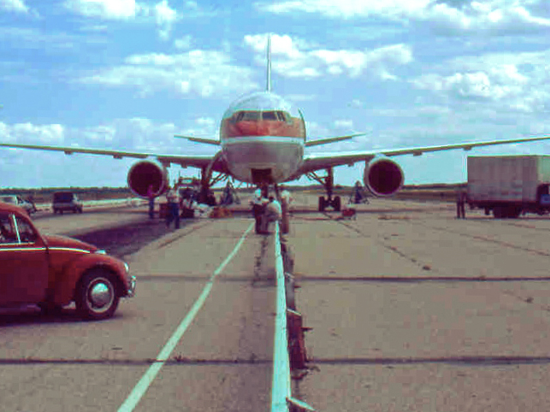 Наземные службы аэропорта в июле 1983 года перепутали килограммы и фунты. Вместо 20 тонн керосина в Boeing 767 поступило только пять. Моторы самолета, который следовал по маршруту Монреаль—Оттава—Эдмонтон, отказали на высоте 12 000 метров. После долго планирования пилот приземлил лайнер на заброшенный военный аэродром Гимли, где в тот момент проходили автогонки. Все 61 пассажир и 8 членов экипажа выжили.