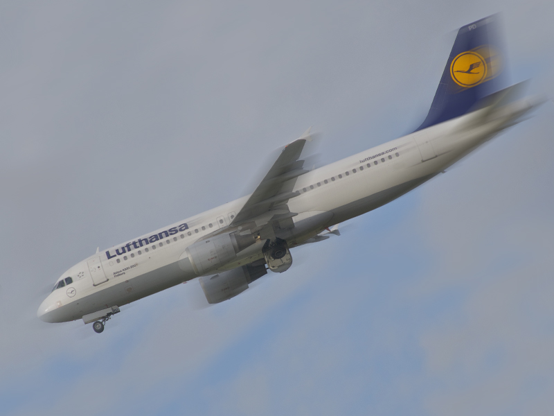 В марте 2008 года потоки ветра от урагана Эмма сбили Airbus A320 при посадке в Гамбурге. Самолет накренился, его левое крыло задело землю. Второй пилот смогла выровнять лайнер, но к тому моменту самолет уже вышел за пределы посадочный полосы. Лайнер пошел на второй заход, после чего совершил успешную посадку. Никто из пассажиров и членов экипажа не пострадал. После аварии немецкие издания несколько дней публиковали на первых полосах портрет 24-летней девушки Макси - пилота, который посадила самолет в ураган.