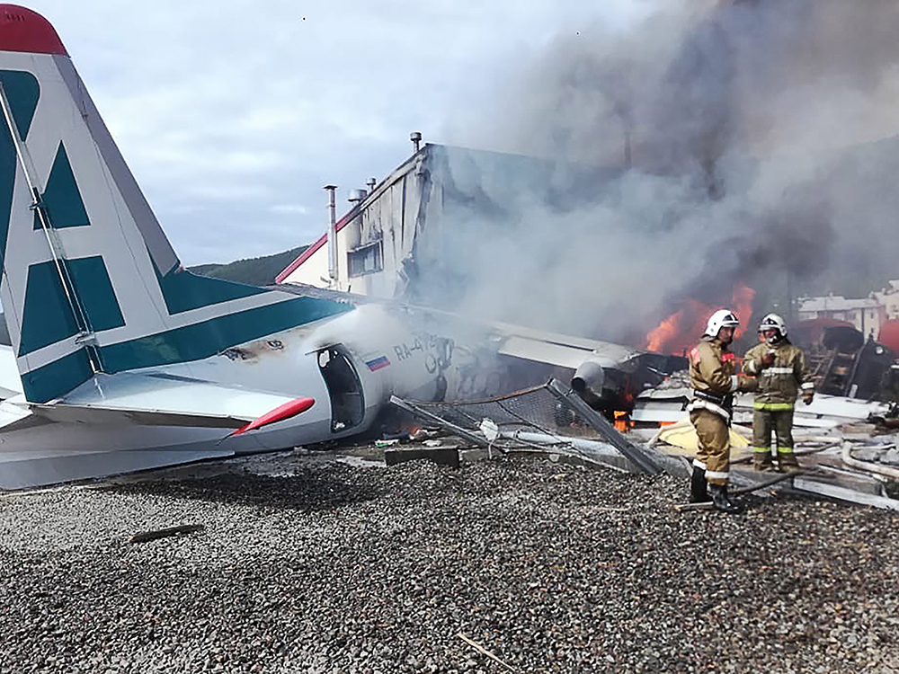 Экипаж самолета Ан-24 совершил аварийную посадку 27 июня 2019-го на севере Бурятии. После взлета отказал один из двигателей самолета, перестали работать системы управления. Приземляясь, лайнер выехал за пределы посадочной полосы и столкнулся со зданием. Единственная стюардесса на борту Елена Лапуцкая успела открыть аварийные выходы до того, как самолет загорелся. Несмотря на сломанные ребра, она помогла всем 43 пассажирам покинуть борт воздушного судна. Благодаря этому из них никто не погиб.