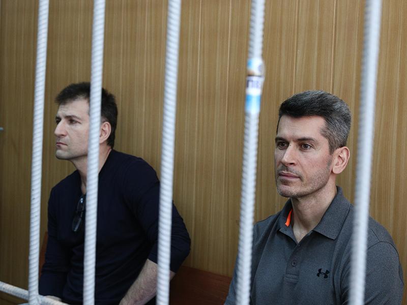 Обвинение в окончательной редакции братьям Магомедовым предъявили 20 августа 2019 года. Число эпизодов мошенничества достигло девяти, а общая сумма ущерба после проведения экспертиз выросла с 2,5 млрд до 11 млрд руб. 
Фото: Андрей Любимов/RBC/TASS