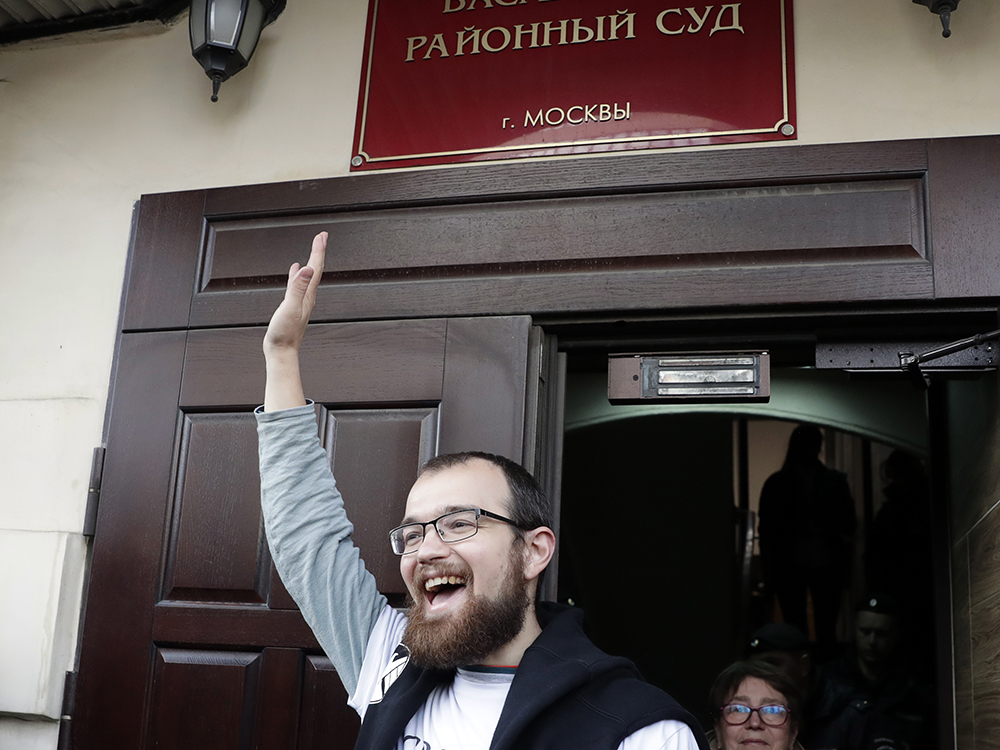 Позднее преследование восьмерых, среди которых и счастливый Алексей Миняйло, прекратили. Действия еще пятерых переквалифицировали на ст. 318 УК (насилие над представителями власти). Суд уже приговорил некоторых фигурантов дела к реальным срокам: Владислав Синица получил пять лет за твит о детях силовиков, Константин Котов – четыре года за нарушение правил проведения митингов, другие - до трех с половиной лет за насилие над силовиками.