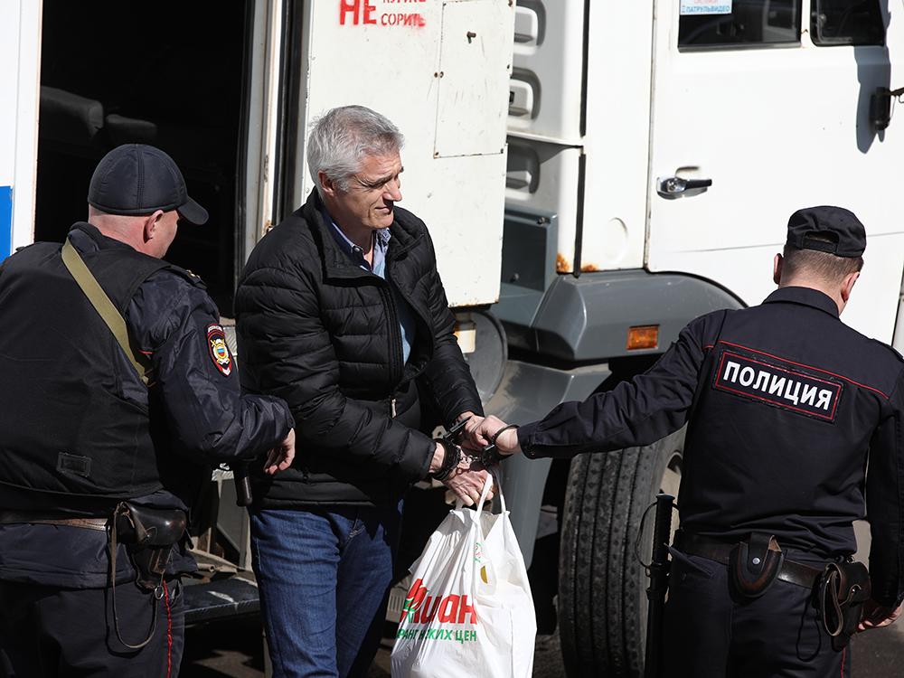 Полицейские помогают миллиардеру Майклу Калви выбраться из автозака. Основателя инвесткомпании Baring Vostok привезли из «Матросской тишины» в Басманный суд, с собой он взял пакет из «Ашана». Всего через пару часов его отпустят под домашний арест. Бизнесмена задержали в середине февраля по обвинению в особо крупном мошенничестве. По версии следствия, в 2017 году бизнесмен похитил более 2 млрд руб. у банка «Восточный», который тогда принадлежал Baring Vostok.