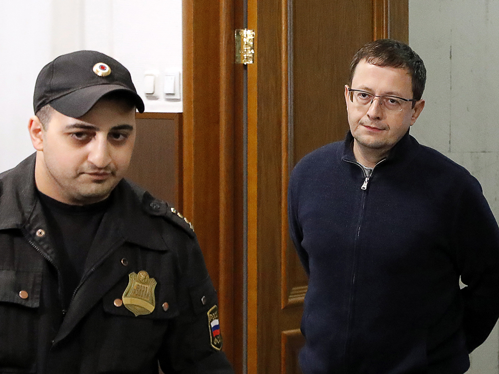 Бывший топ-менеджер автодилера «Рольф» Анатолий Кайро в коридорах Басманного суда. Он стал одним из фигурантов дела о незаконном выводе за рубеж почти 4 млрд руб. Среди других обвиняемых: основатель автодилера Сергей Петров, его бывший топ-менеджер Татьяна Луковецкая и гендиректор кипрской Panabel Ltd Георгия Кафкалия. В 2014 году подконтрольная «Рольфу» Panabel продала автодилеру акции «Рольфа Эстейта» за 4 млрд руб. Их реальная стоимость в 14 раз меньше – 281,2 млн руб., считают в СКР.