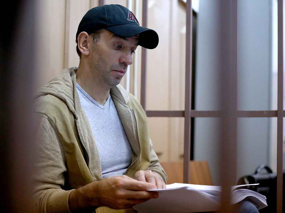 Бывший министр «Открытого правительства» Михаил Абызов знакомится с материалами своего дела за решеткой в зале Басманного суда. Его и еще шестерых фигурантов дела обвинили в организации преступного сообщества и мошенничестве на 4 млрд руб. В основу дела легли сделки 2012-2014 годов, по которым за 186 млн руб. кипрскому Blacksiris Trading Ltd отошли четыре «дочки» «Сибирской энергетической компании» (СИБЭКО).