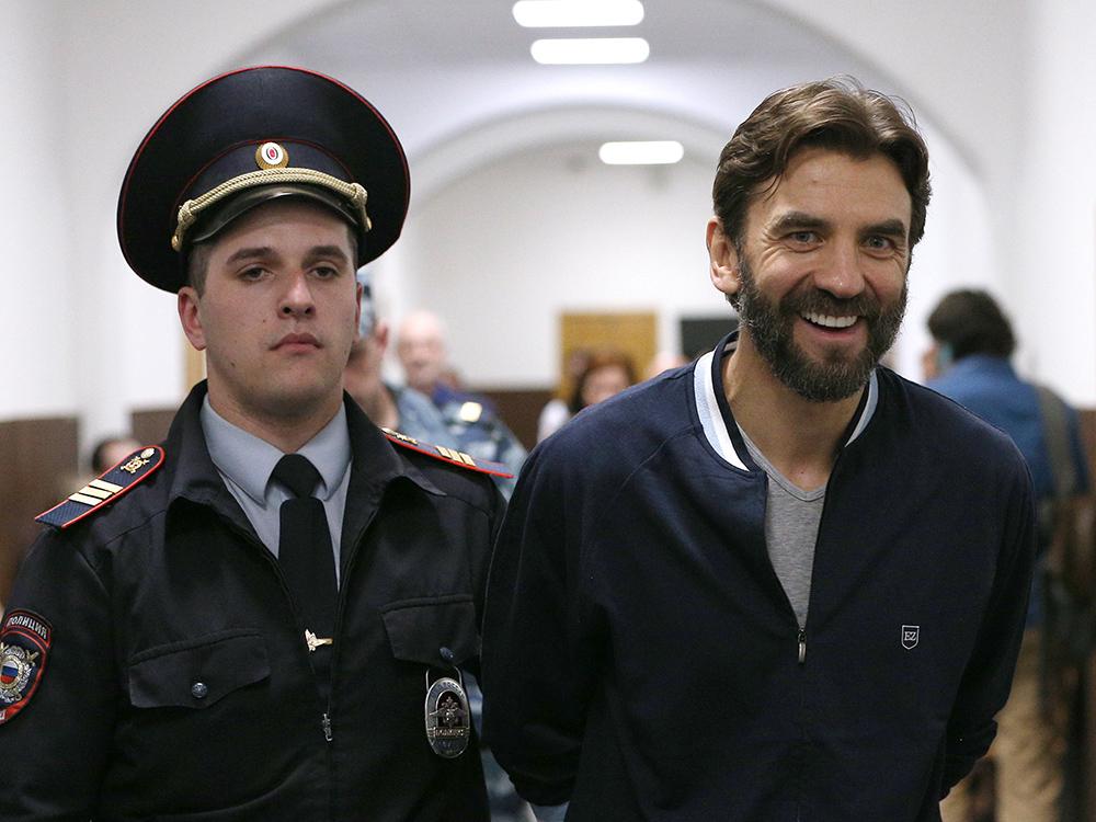 Кипрский оффшор объединил эти компании с другими фирмами (по версии СКР – однодневками), после чего продал объединенный актив СИБЭКО и «Региональным электрическим сетям» (РЭС) уже за 4 млрд руб. Все предприятия в этой схеме были подконтрольны Абызову, а от действий мошенников пострадали миноритарии СИБЭКО и РЭС, считает следствие. Позднее против экс-министра, который уже больше девяти месяцев находится в СИЗО, возбудили еще два уголовных дела: о незаконном предпринимательстве и отмывании денег.