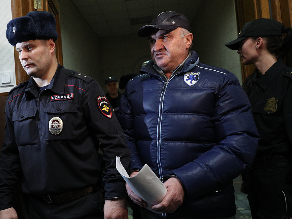 Вместе с бывшим членом Совфеда задержали и его отца Рауля Арашукова. Он с 2011 года был советником гендиректора в «Газпром межрегионгаз». Арашукову-старшему предъявили обвинение в особо крупном мошенничестве и организации преступного сообщества. По версии следствия, в 2002 году он вместе с подельниками похитил природный газ общей стоимостью более 30 млрд руб. Кроме отца и сына, фигурантами по делу проходят 15 человек. Большинство из них - это друзья и родственники Арашуковых.