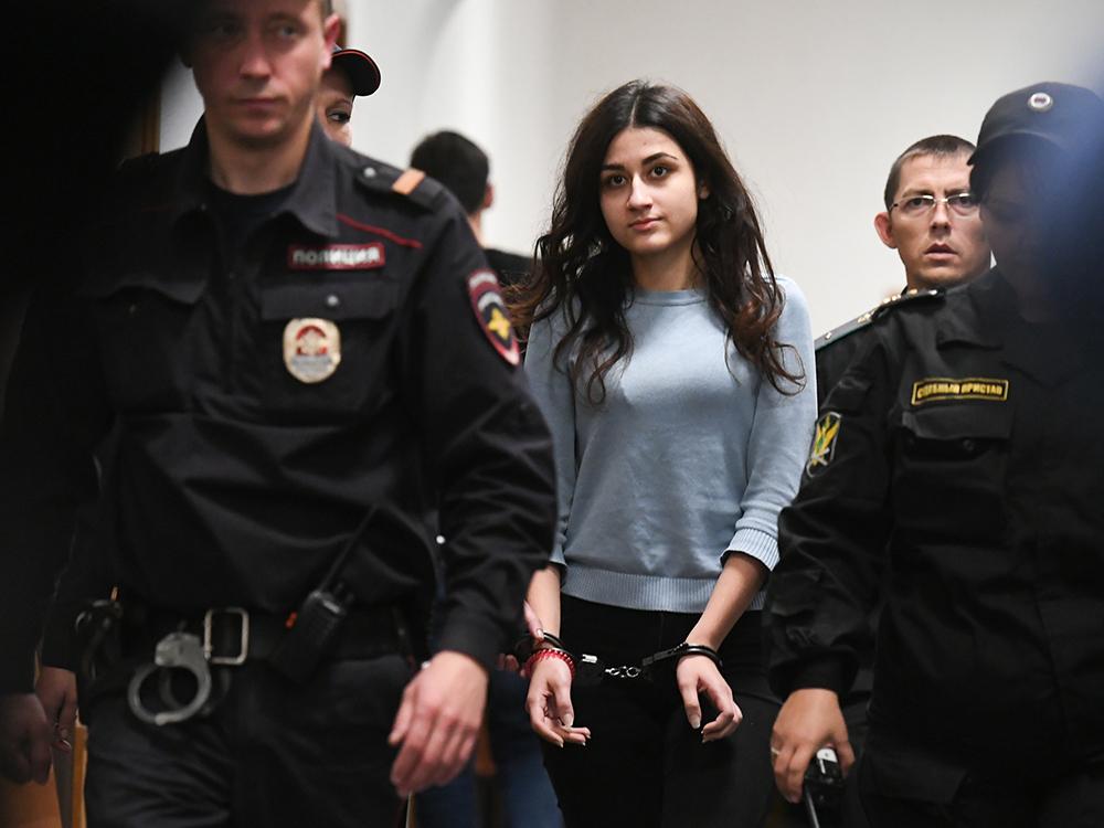 Это фото Крестины Хачатурян сделано еще в прошлом году, незадолго до того, как ее вместе с двумя сестрами Ангелиной и Марией отпустили из СИЗО. В начале декабря уходящего года СКР завершил расследование их дела. Девушкам инкриминируют убийство, совершённое группой лиц по предварительному сговору (максимальное наказание - 20 лет колонии). По версии следствия, в июне 2017-го они с ножом и молотком напали на своего отца Михаила Хачатуряна. От полученных ранений мужчина скончался.