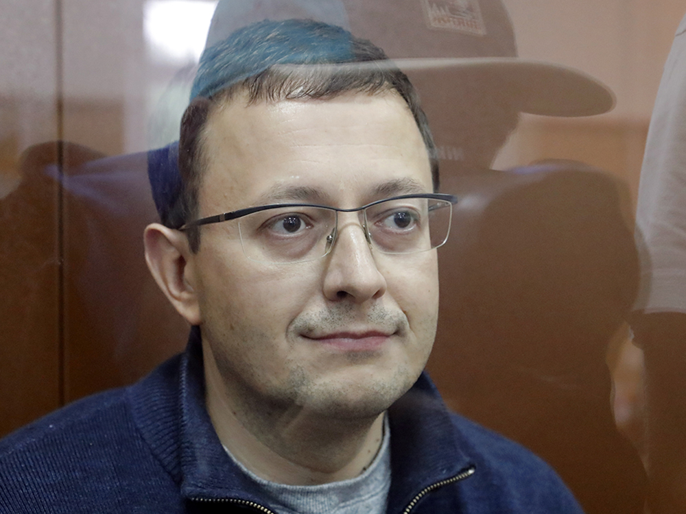 Целью сделки, по мнению следователей, был незаконный перевод денег «Рольфа» на счета кипрской компании, средства потом поступили в распоряжение Петрова. Кайро суд отправил под домашний арест, других фигурантов дела заочно арестовали - они находятся за границей. «Возвращаться туда, где тебе собираются что-то пришить, я не планирую», - прокомментировал Петров. Обвинения, по которым ему грозит до десяти лет колонии, бизнесмен отрицает.