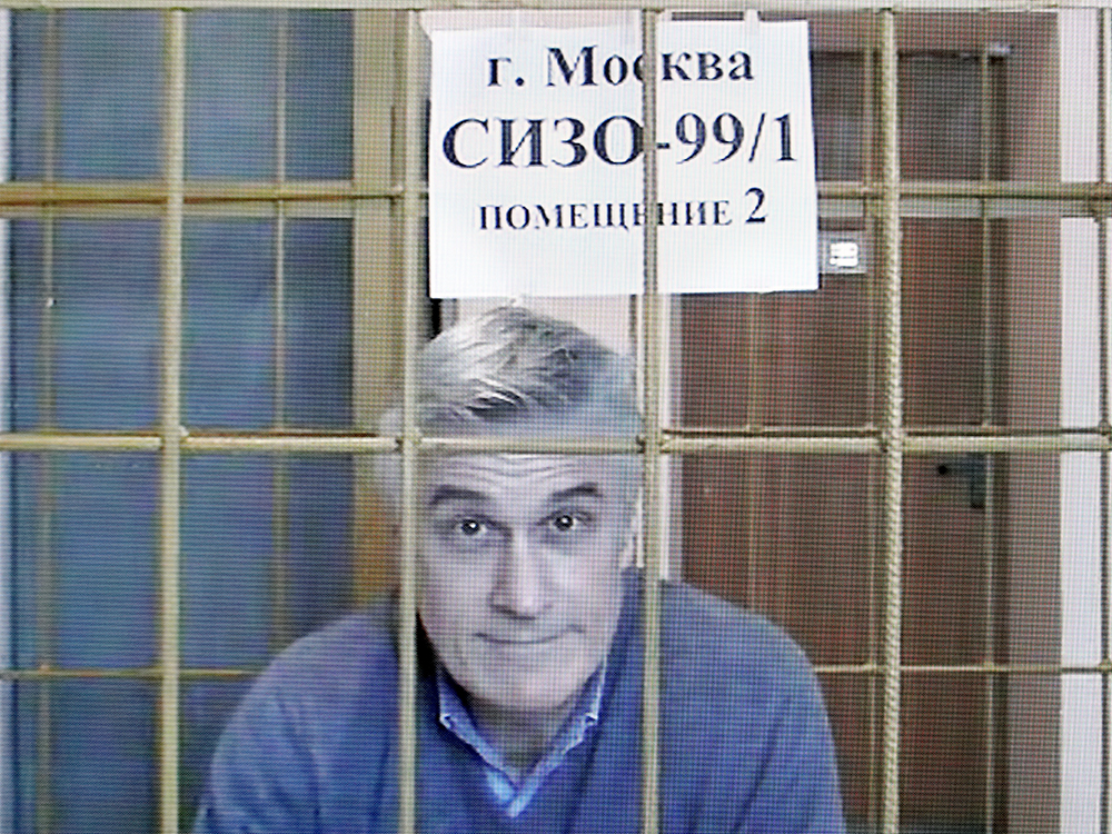 «Первое коллекторское бюро» (на тот момент тоже подконтрольно инвесткомпании) задолжало банку 2,6 млрд руб., но вместо денег расплатилось акциями люксембургского фонда International Financial Technology Group. Их реальная стоимость - 600 000 руб., а Калви и еще пять фигурантов дела ее умышленно завысили, считают в СКР. Обвиняемым грозит до десяти лет колонии.