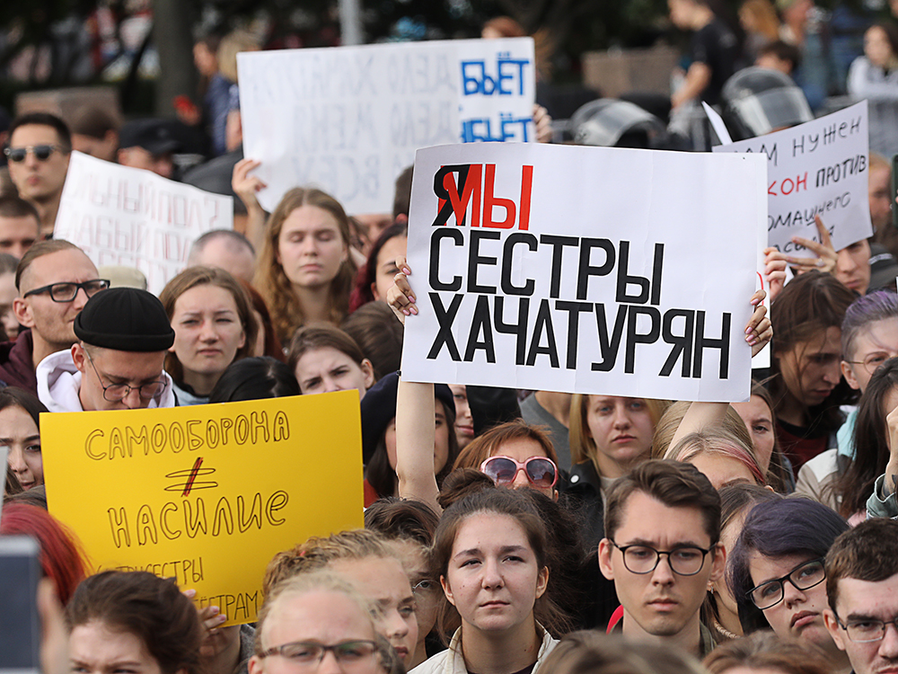 Адвокаты настаивают, что действия обвиняемых следует квалифицировать как необходимую оборону: в течение нескольких лет отец систематически избивал дочерей, применял к ним психологическое и сексуальное насилие. Дело вызвало большой общественный резонанс: в защиту сестер прошли митинги и одиночные пикеты по всей стране.