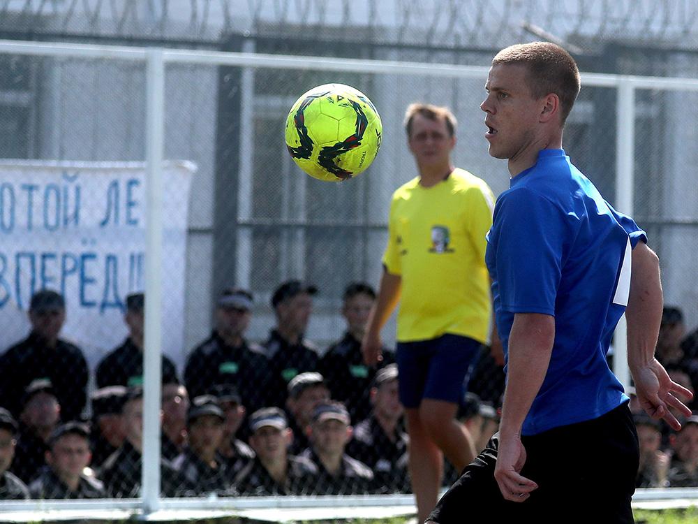 В мае этого года братьев Кокориных приговорили к 1,5 годам колонии, Мамаева и Протасовицкого - к одному году и пятью месяцам. В июне Мосгорсуд приговор подтвердил, после чего приятелей этапировали в колонии. Мамаев и Кокорины попали в ИК-4 по Белгородской области, где даже успели поучаствовать в товарищеском футбольном матче (на фото - Александр Кокорин). Но уже в начале сентября спортсменов, а вместе с ними и Кирилла Кокорина освободили условно-досрочно. Мамаев теперь продолжит свою карьеру в «Ростове», а Кокорин-старший - в петербургском «Зените».